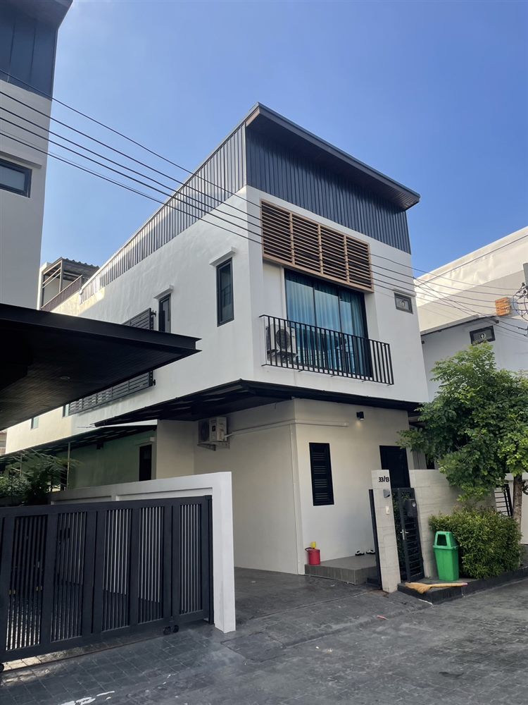 หลังคากันสาดบ้านทรงโมเดิร์น นนทบุรี