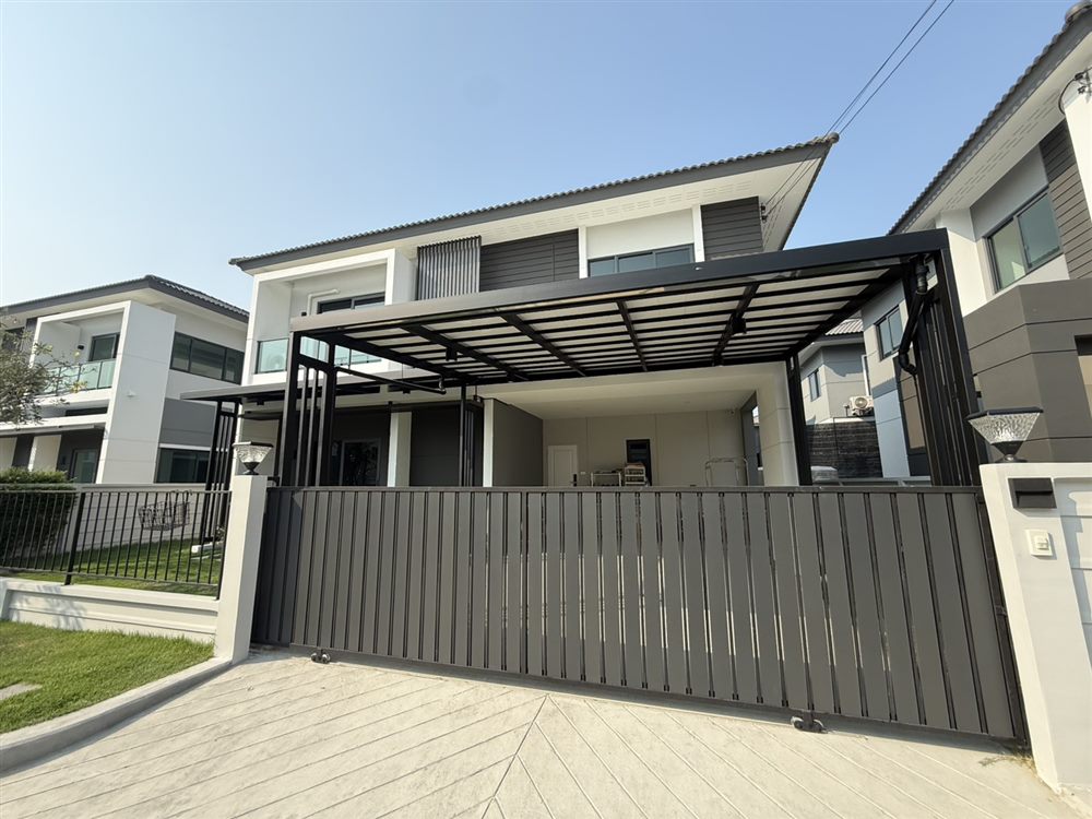 โรงจอดรถหลังคาเมทัลชีท บ้านโมเดิร์น ติดตั้งนนทบุรี